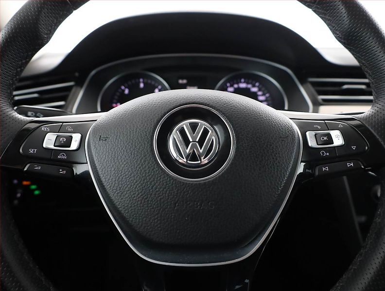 Volkswagen Passat (2016) Highline 2.0 TDI, Serv.kniha - fotka 8 z 21