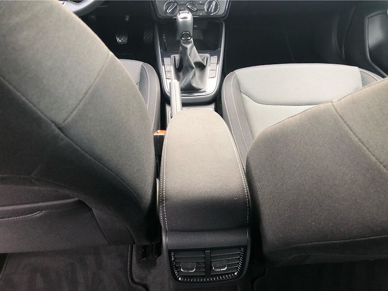 Škoda Fabia 1.0 MPi Selection - fotka 24 z 29
