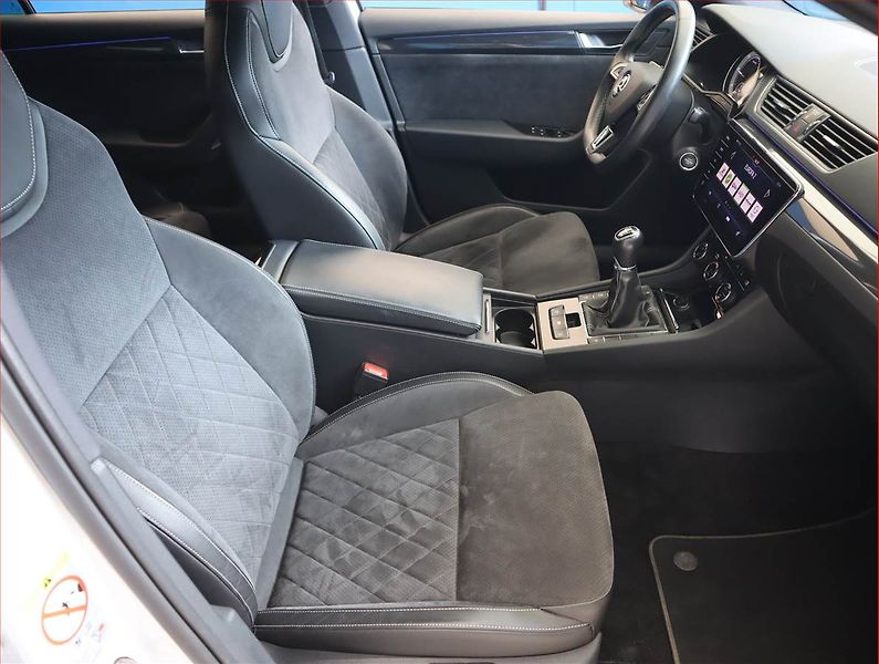 Škoda Superb (2019) Sportline 2.0 TDI, Kůže, Navi - fotka 9 z 20