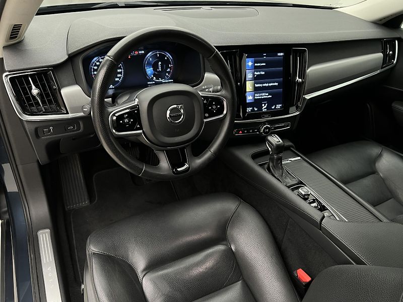 Volvo S90 D4 MOMENTUM 1. maj. - fotka 4 z 43