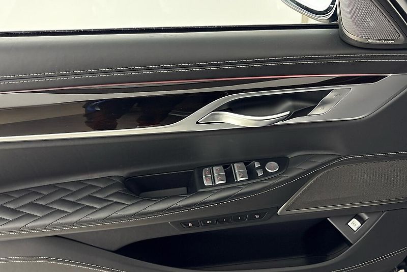 BMW Řada 7 M760Li xDrive - fotka 18 z 22