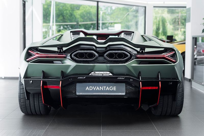Lamborghini Revuelto - fotka 3 z 27