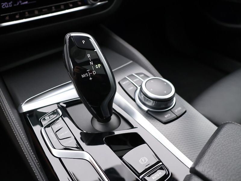 BMW Řada 5 3,0 530d xD CZ M-Sport HUD DPH - fotka 31 z 40