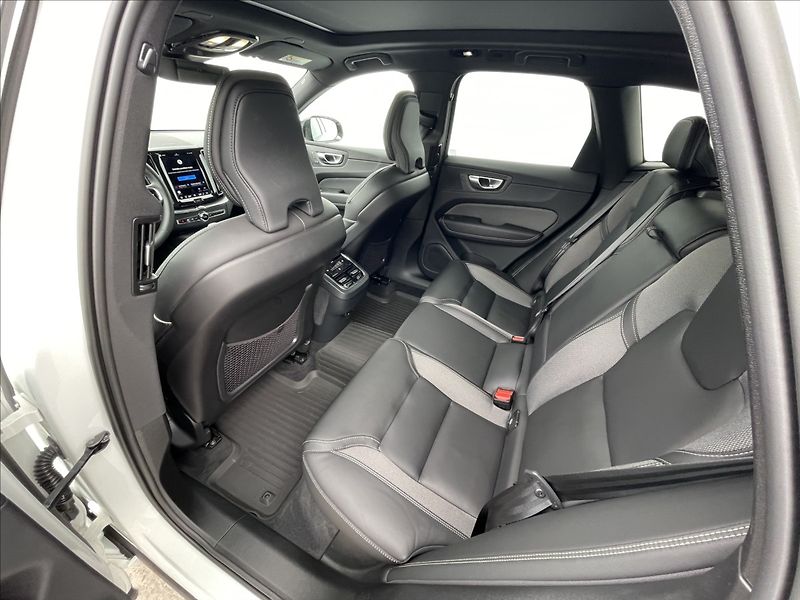 Volvo XC60 2,0 B4 A8 Ultimate Dark - fotka 17 z 23