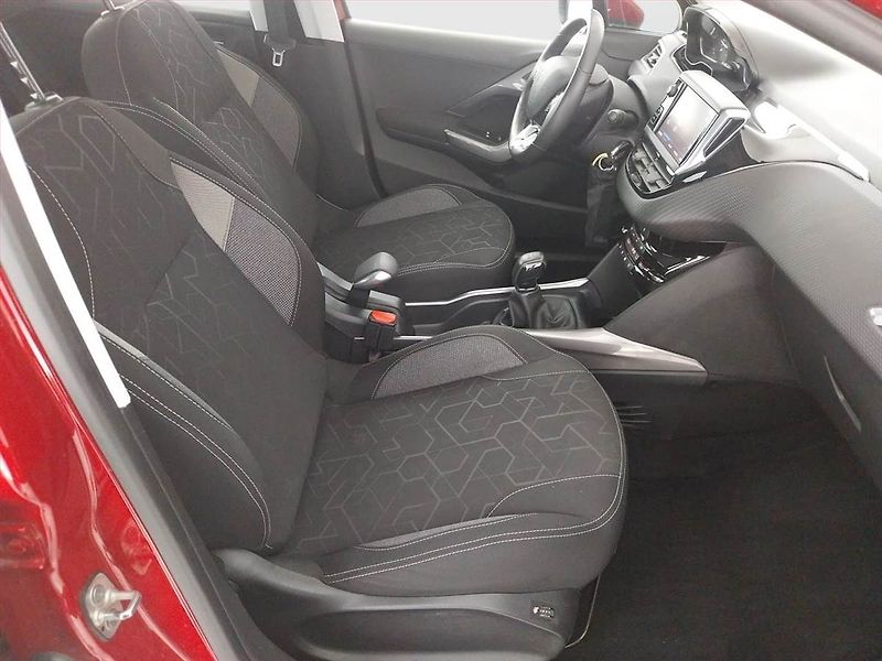 Peugeot 2008 (2019) 1.2 PureTech, Tempomat - fotka 9 z 16