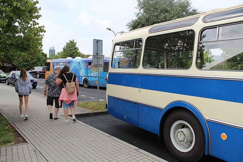 Dva dny si mohli zájemci prohlížet historický autobus Karosa ŠL11 z roku 1979, který na stanovišti před přesunutým kostelem Nanebevzetí Panny Marie v Mostě vystavoval Dopravní podnik měst Mostu a Litvínova.