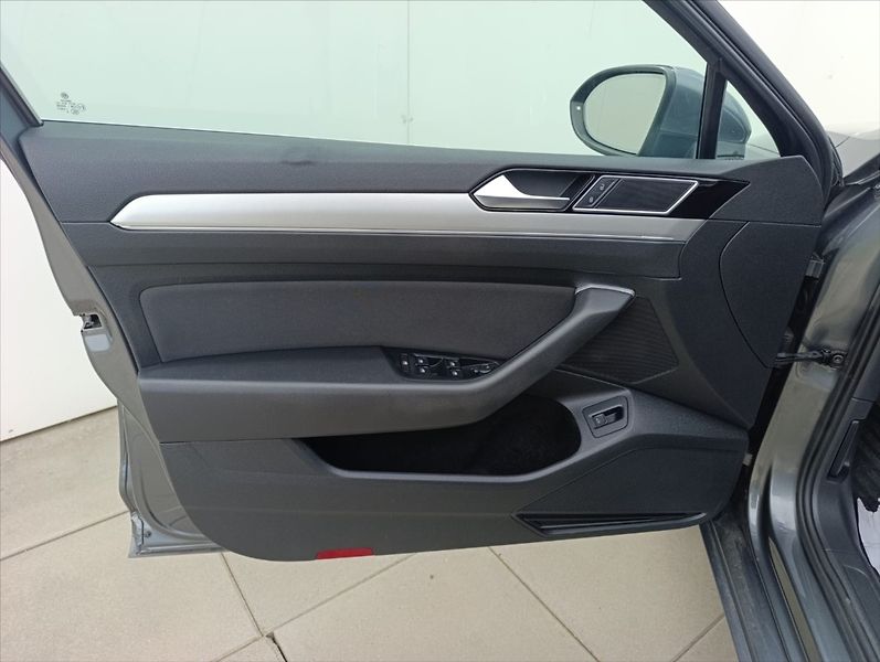 Volkswagen Passat 1,6 TDi Aut.klima Navi Kamera - fotka 12 z 34
