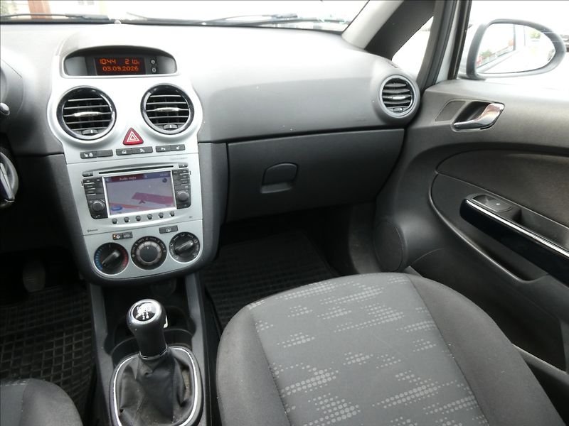 Opel Corsa 1,4 16V 74kW, drobné vady laku - fotka 30 z 42