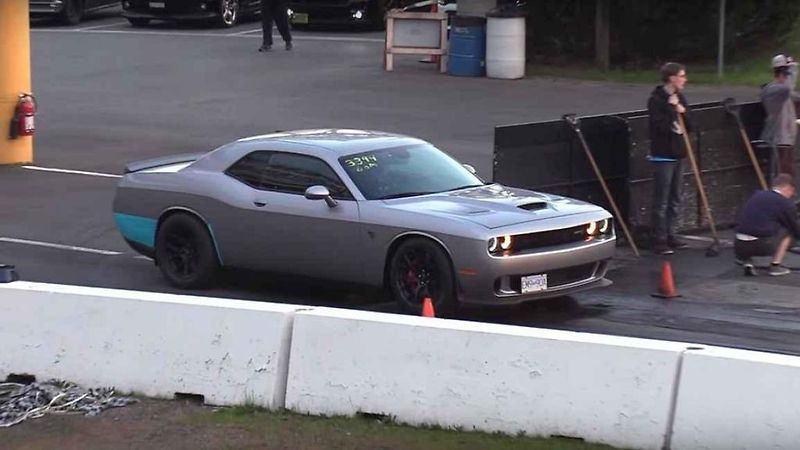 Dodge Challenger SRT Hellcat vs. Demon.