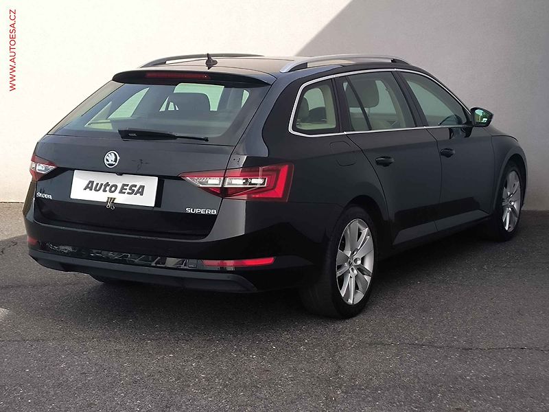 Škoda Superb (2018) 1.8 TSi, ČR, Style, DSG - fotka 4 z 30