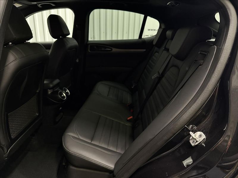 Alfa Romeo Stelvio VELOCE 206kW Q4 PANO TAŽNÉ R21 - fotka 34 z 43