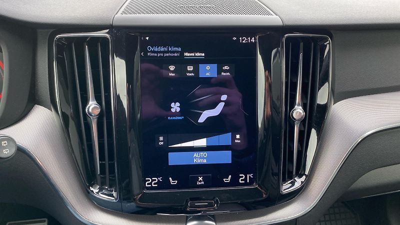 Volvo XC60 R-DESIGN, B4 AWD, 145+10 kW / - fotka 18 z 30