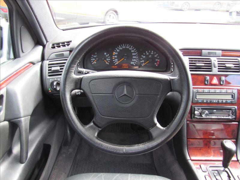 Mercedes-Benz Třídy E 3,2 E 320 Elegance Automat - fotka 12 z 24