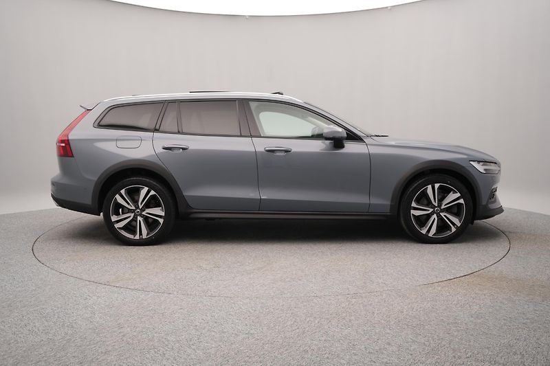 Volvo V60 CC MOMENTUM PRO AUT REZERVACE - fotka 11 z 48