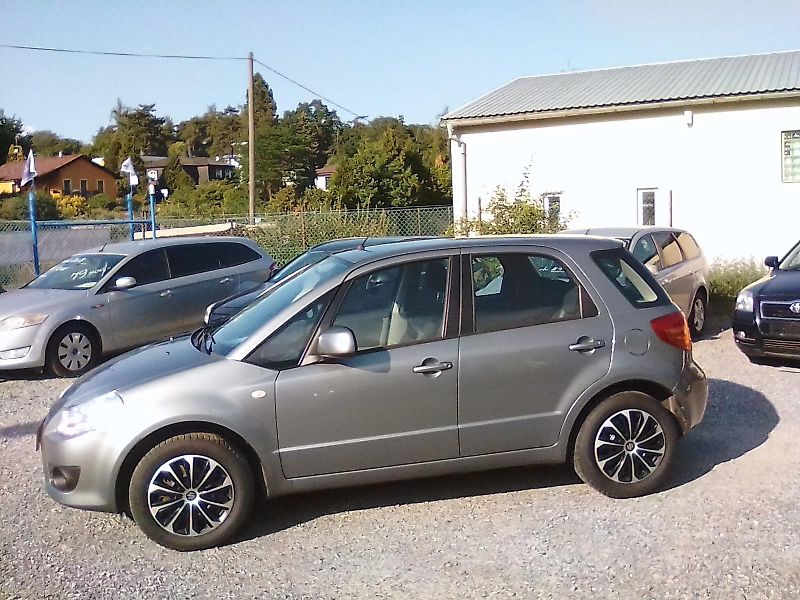 Suzuki SX4 (2008) 1.5i , kola navíc - fotka 2 z 33