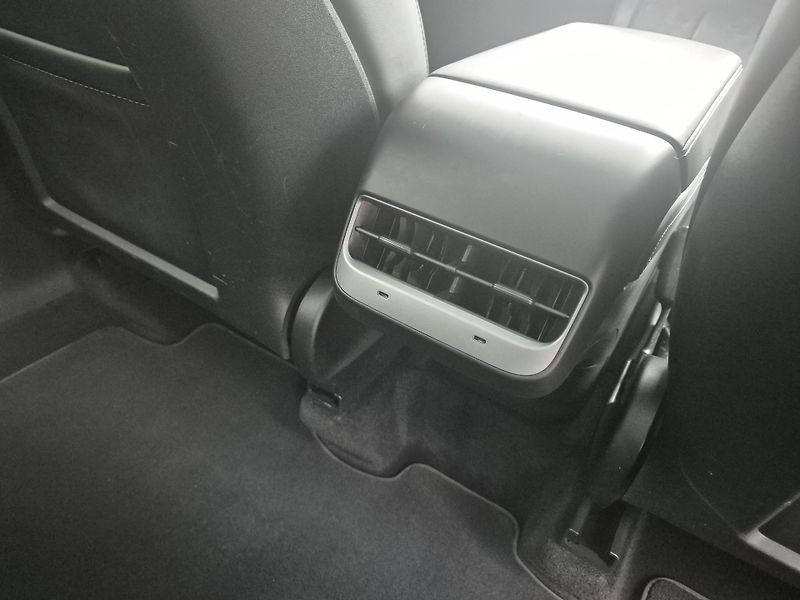 Tesla Model Y RWD 220kw TZ SOH 93,6 % - fotka 43 z 49