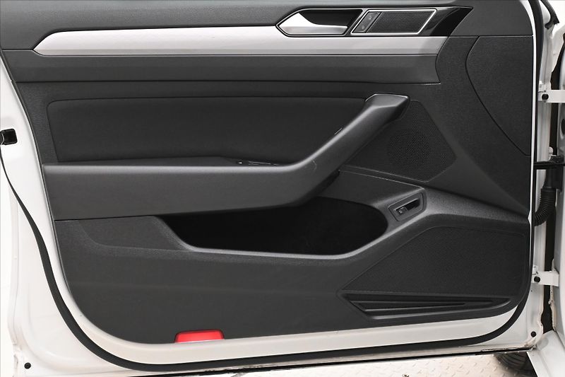Volkswagen Passat 2,0 TDI 110kW DSG Business Zár - fotka 25 z 31