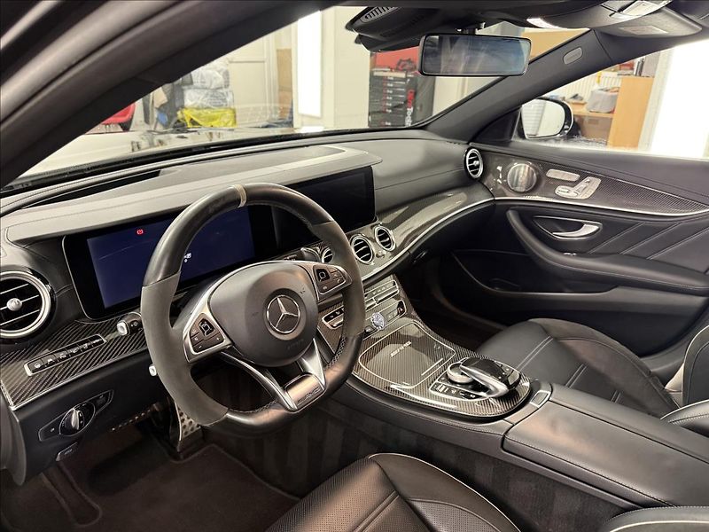Mercedes-Benz Třídy E 4,0 Mercedes-AMG E 63S 4MATIC+ - fotka 19 z 35