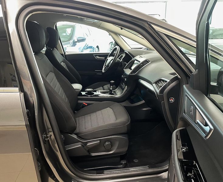 Ford S-MAX Titanium 2,0Ecoblue 110kW - fotka 11 z 30