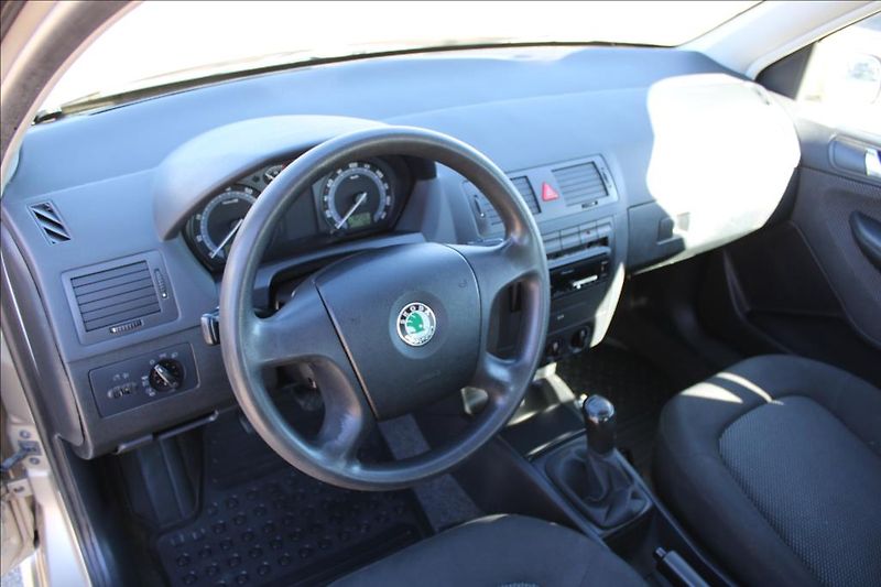 Škoda Fabia 1,4 i 16V  2.maj.,ČR,92.077km - fotka 10 z 19