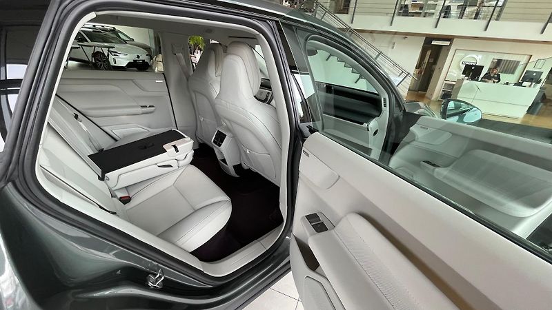 Volvo EX60 (2026) P10 AWD ULTRA - fotka 11 z 27