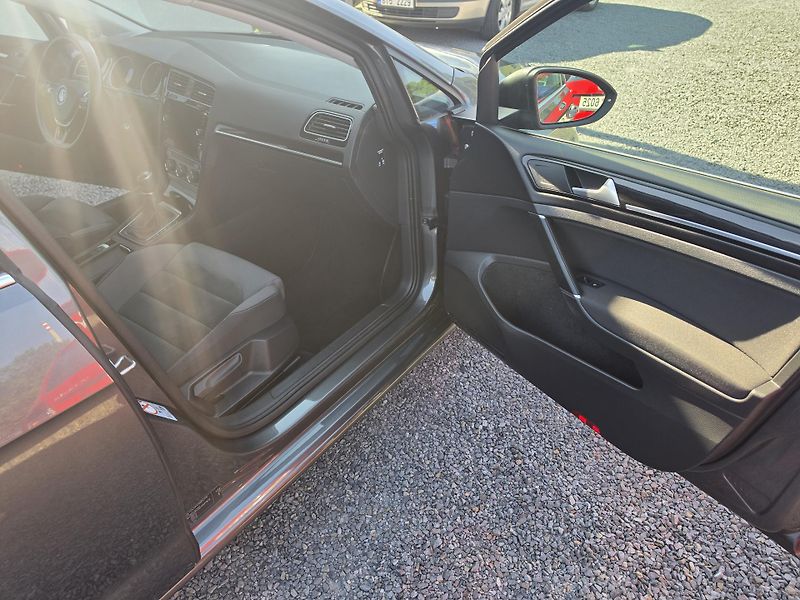Volkswagen Golf 1.5 TSI 96kw Led  Kuže Navi - fotka 11 z 17