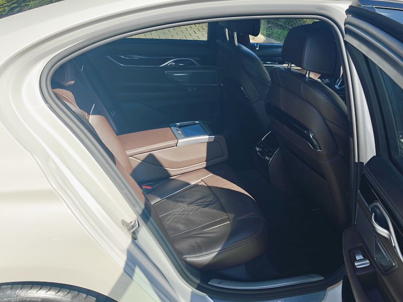 BMW Řada 7 (2016) 3,0 740d xDrive M - fotka 17 z 43
