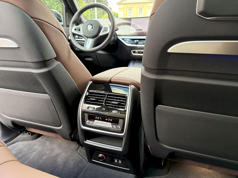 BMW X7 xDrive40d M-PRO Indiv. FULL - fotka 20 z 56