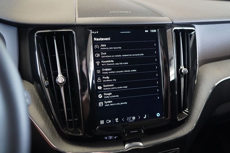 Volvo XC60 B5 AWD Plus Dark, Ventilace - fotka 32 z 46