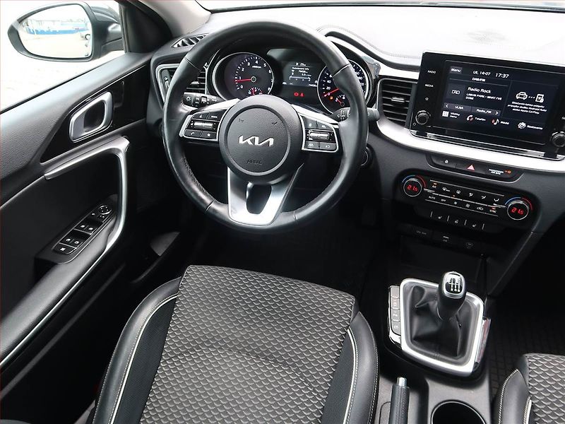 Kia Ceed (2023) Gold 1.5 T-GDI, Serv.kniha - fotka 7 z 17