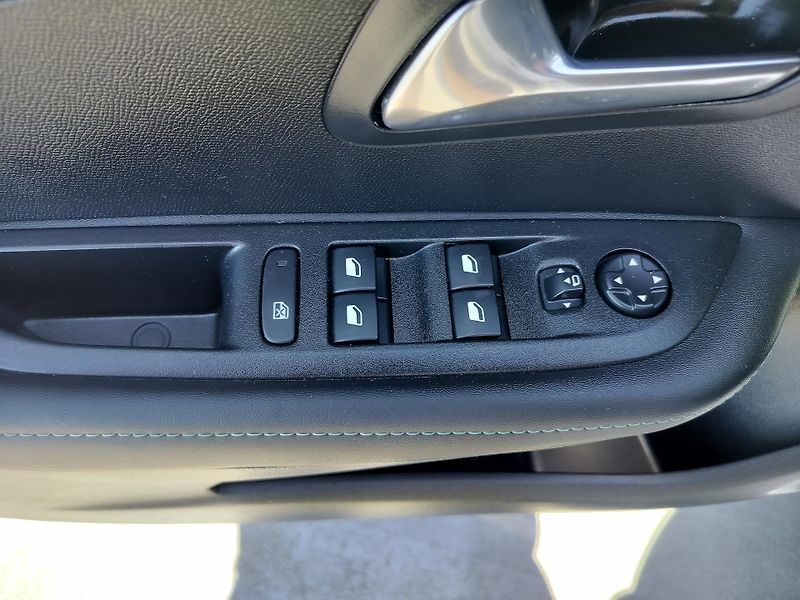 Peugeot 208 e, navigace - fotka 10 z 25