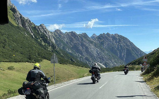 Také silnice přes průsmyk Hahntennjoch patří mezi trasy, na které příliš hlučné motocykly během sezony nesmějí., zdroj: Se svolením ÖAMTC.