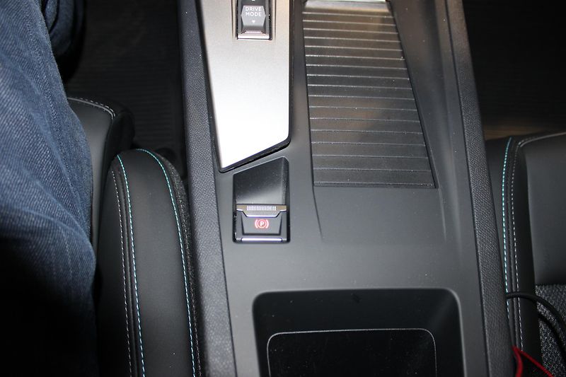 Peugeot 308 (2025) Allure Hybrid 136e-DCS6,DPH,ČR - fotka 9 z 23
