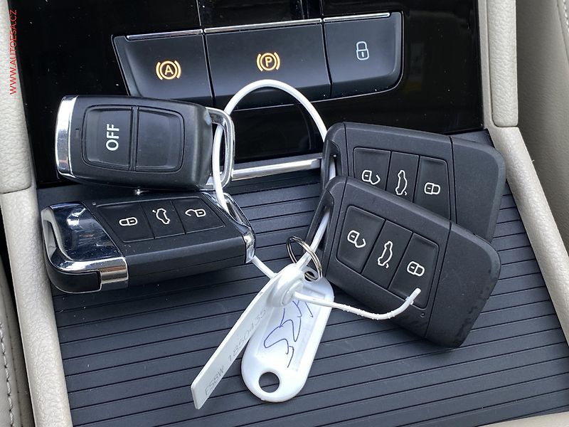Škoda Superb (2016) 2.0TDi, ČR, L&K, DSG, bixen - fotka 23 z 23