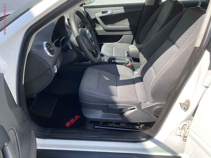 Audi A3 (2009) 1.4 TFSi sportback, AC, park - fotka 9 z 15