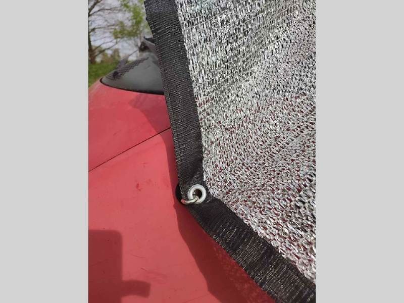 Protisluneční plachta na auto pomáhá výrazně snížit teplotu v interiéru.