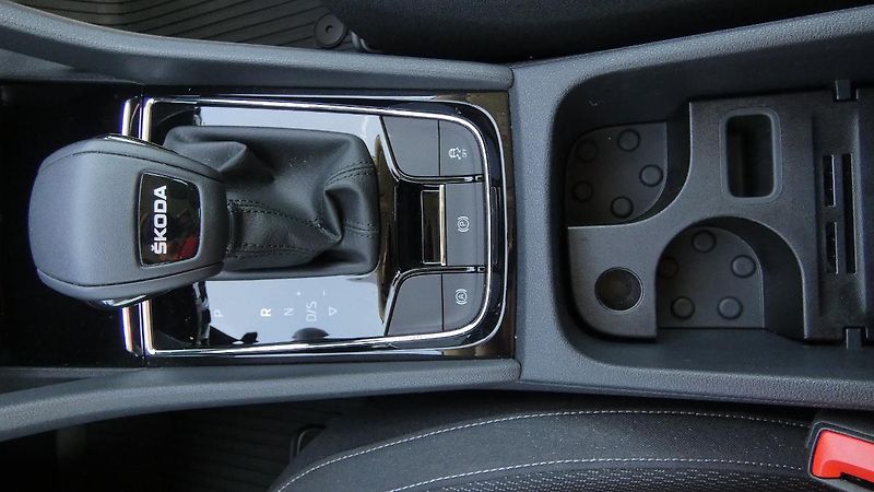 Škoda Karoq 1,5 TSI DSG Ambition - fotka 17 z 23