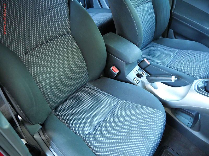 Toyota Auris (2010) 1.6VVTI, ČR, autoAC - fotka 11 z 19