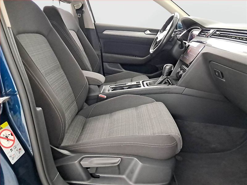 Volkswagen Passat (2020) Elegance 2.0 TDI, Automat - fotka 9 z 17