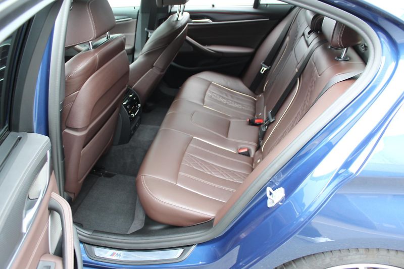 BMW Řada 5 M550i xDrive Sedan - fotka 24 z 28