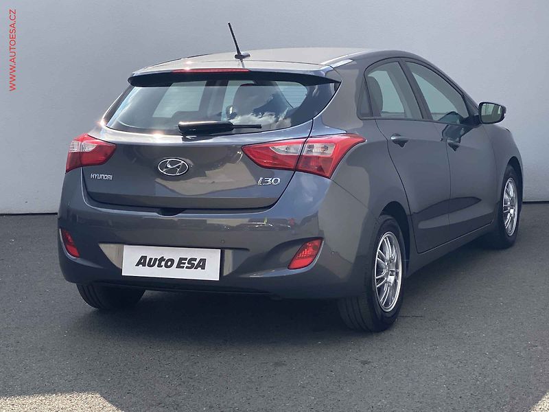 Hyundai i30 (2015) 1.6 CRDi, Trend, navi, kamera - fotka 4 z 19