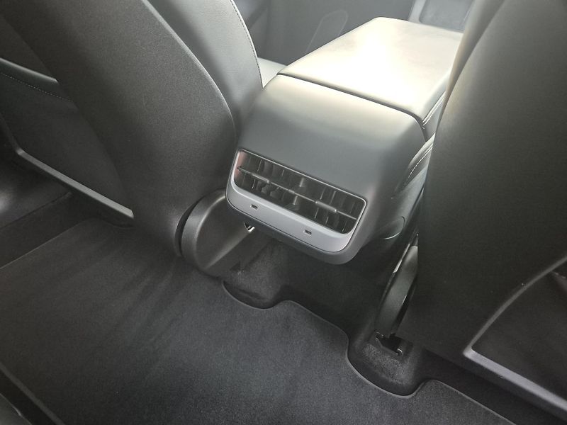 Tesla Model Y LONG RANGE DUAL MOTOR TZ 93,6% - fotka 42 z 48