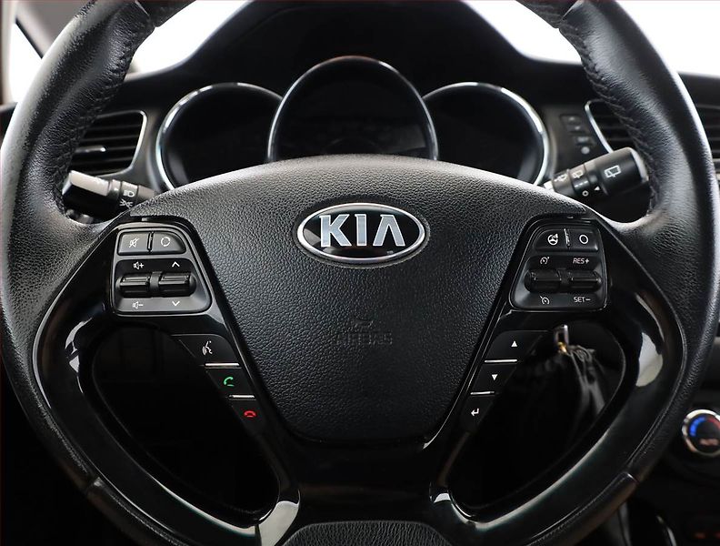 Kia Ceed (2014) 1.6 GDI, Navi, Tempomat - fotka 8 z 17
