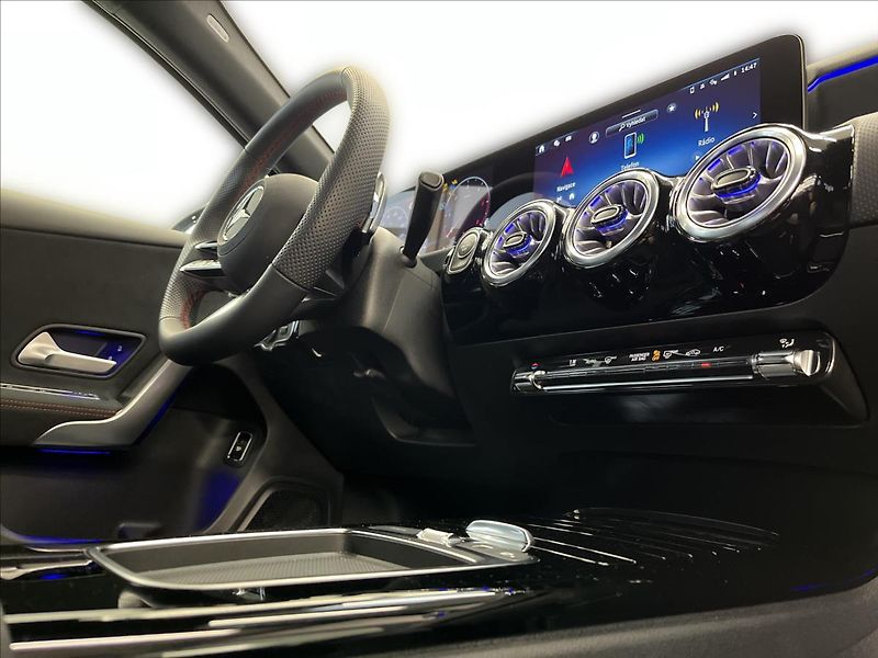 Mercedes-Benz Třídy A 220d sedan AMG Line Night - fotka 16 z 22