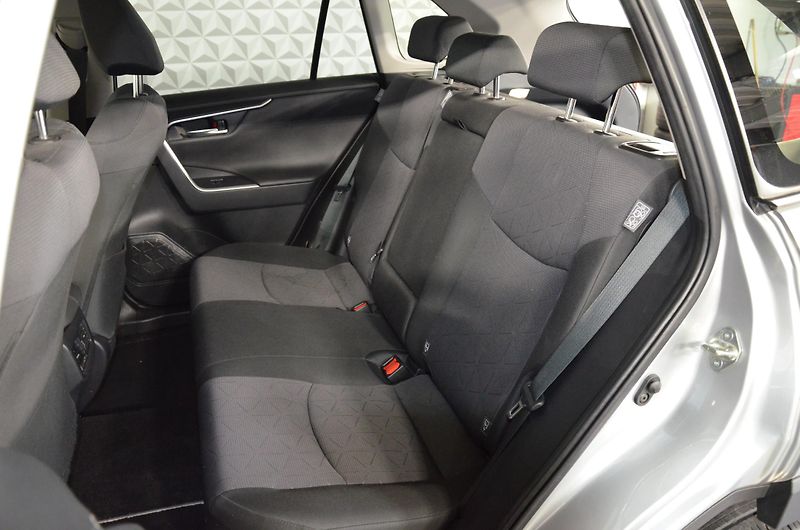 Toyota RAV4 (2023) 2.5 Hybrid Comfort 4WD AT - fotka 18 z 21