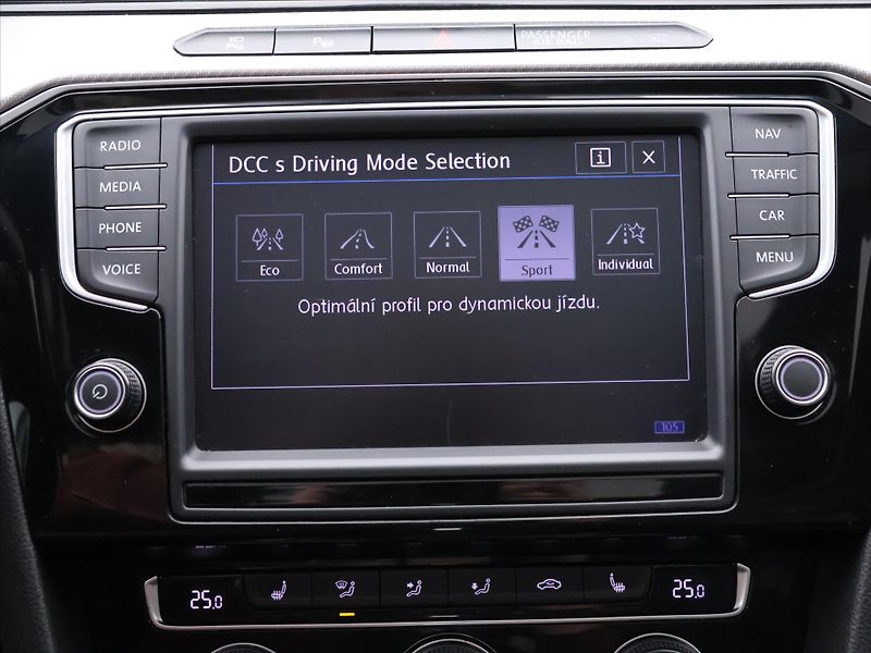 Volkswagen Passat 2,0 TSI 206kW R-line Highline - fotka 29 z 45