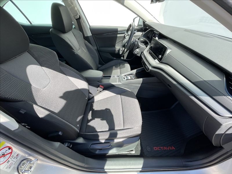 Škoda Octavia 2,0 TDI DSG Ambition Plus LED - fotka 18 z 24