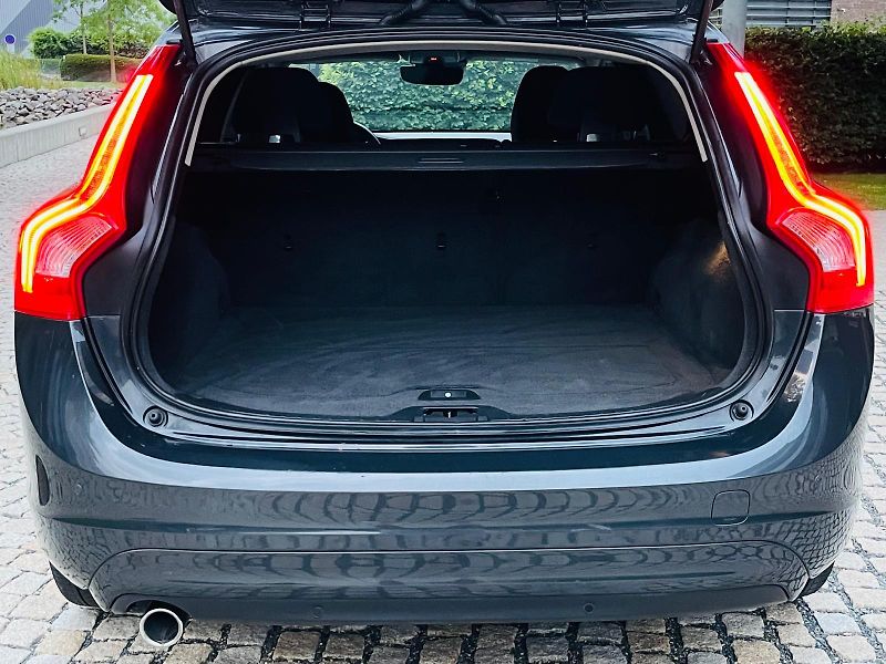 Volvo V60 2.0D3 5V AUT VÝHŘEV SERVISKA - fotka 20 z 47