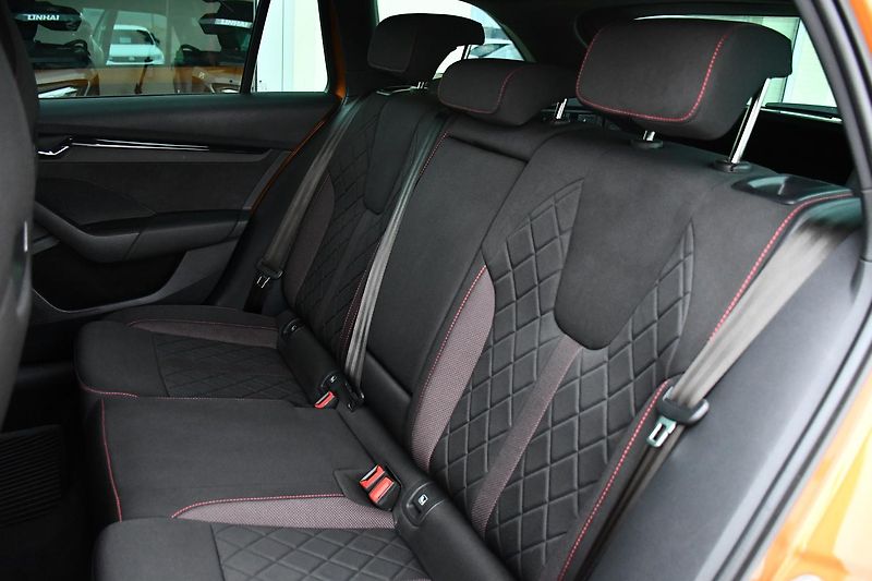 Škoda Octavia 2.0TDi RS DSG 1M ČR - fotka 18 z 39