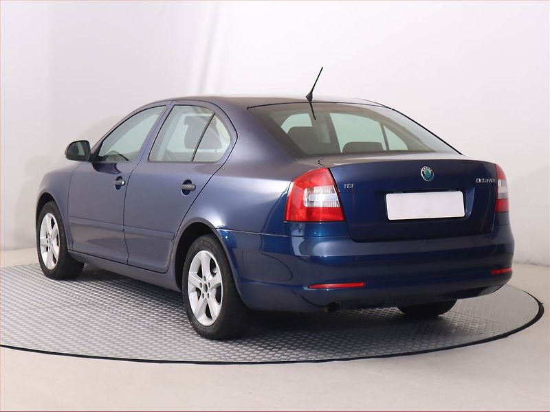 Škoda Octavia (2011) 1.6 TDI, Vyhř. sedaček - fotka 4 z 15